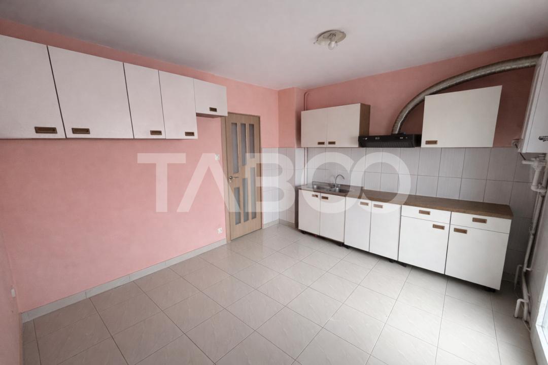 Apartament decomandat 50 mpu etaj 1 balcon pivnita Strand