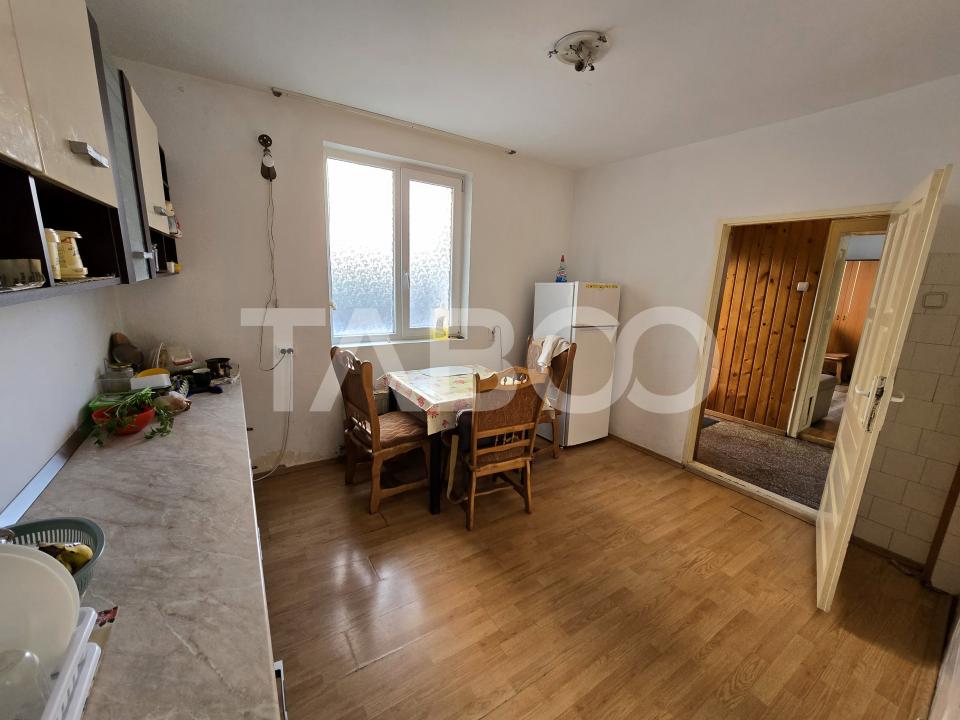 Apartament decomandat 93 utili curte proprie pivnita Sub Arini Sibiu