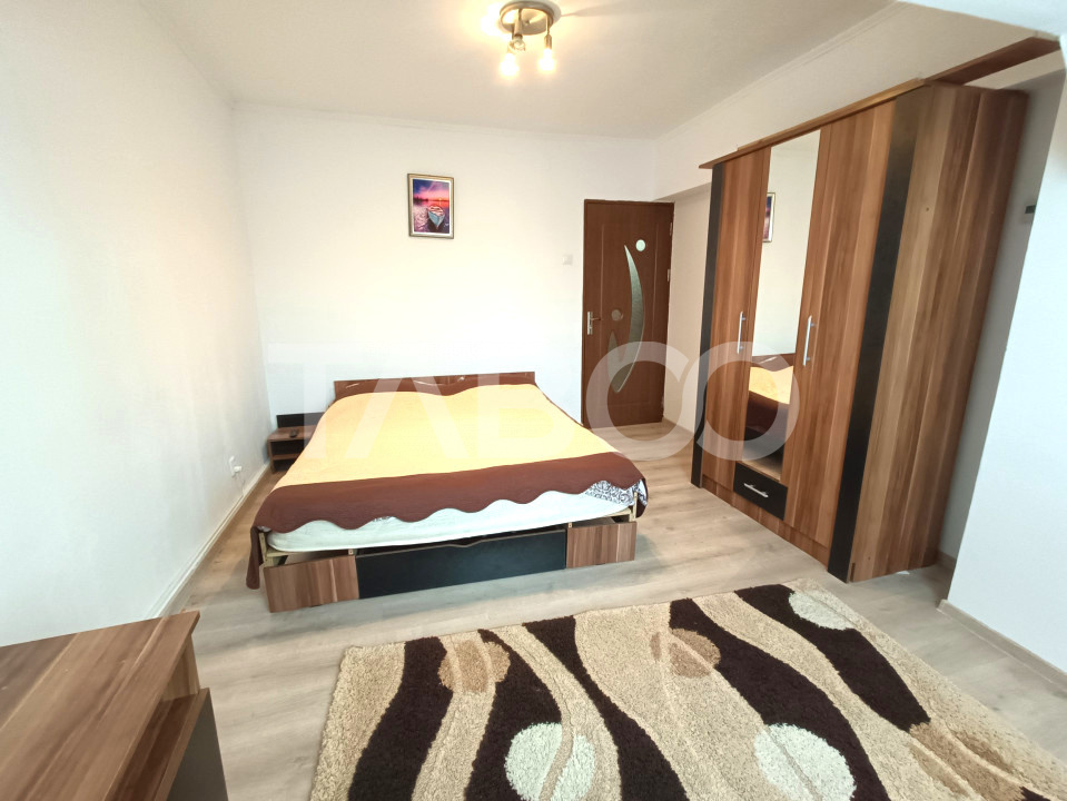 Apartament decomandat cu 2 camere bucatarie separata zona Sub Arini