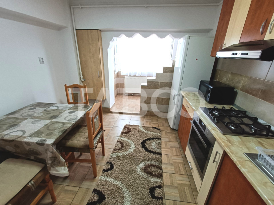 Apartament decomandat cu 2 camere bucatarie separata zona Sub Arini