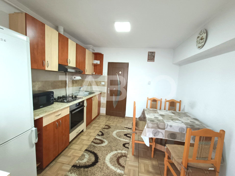 Apartament decomandat cu 2 camere bucatarie separata zona Sub Arini