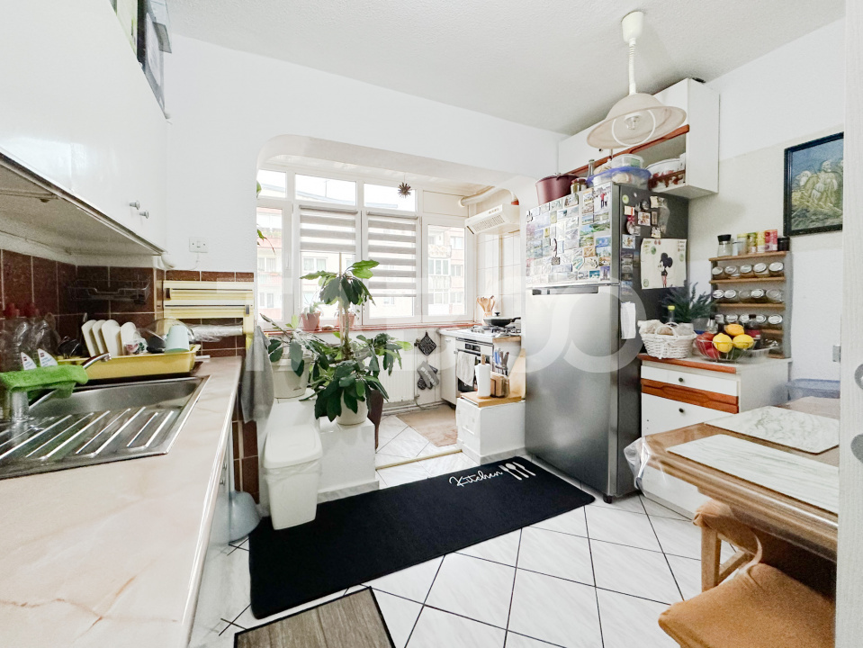 Apartament decomandat cu 3 camere - balcon si pivnita in bloc cu lift