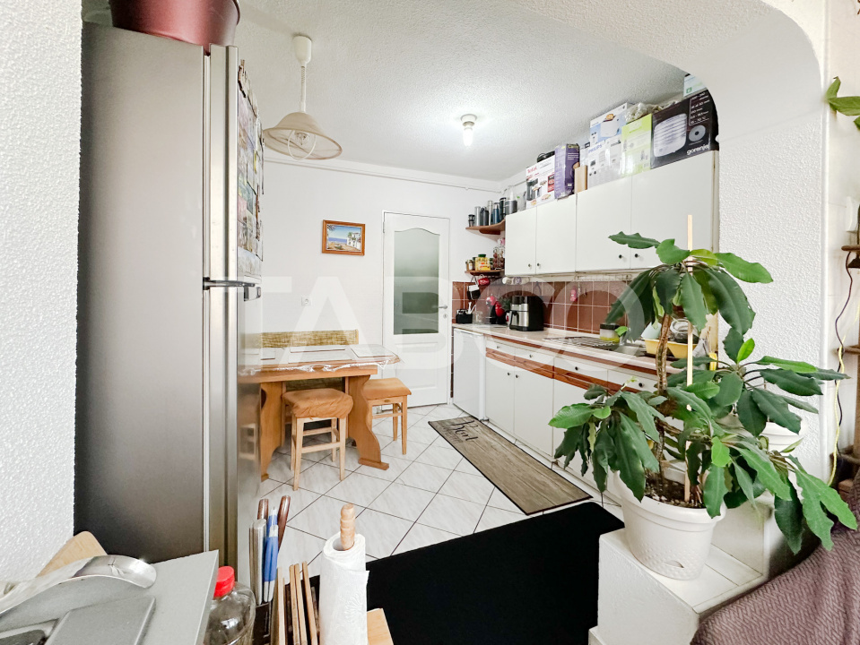 Apartament decomandat cu 3 camere - balcon si pivnita in bloc cu lift