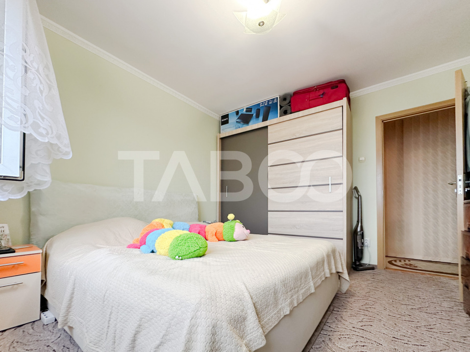 Apartament decomandat cu 3 camere - balcon si pivnita in bloc cu lift