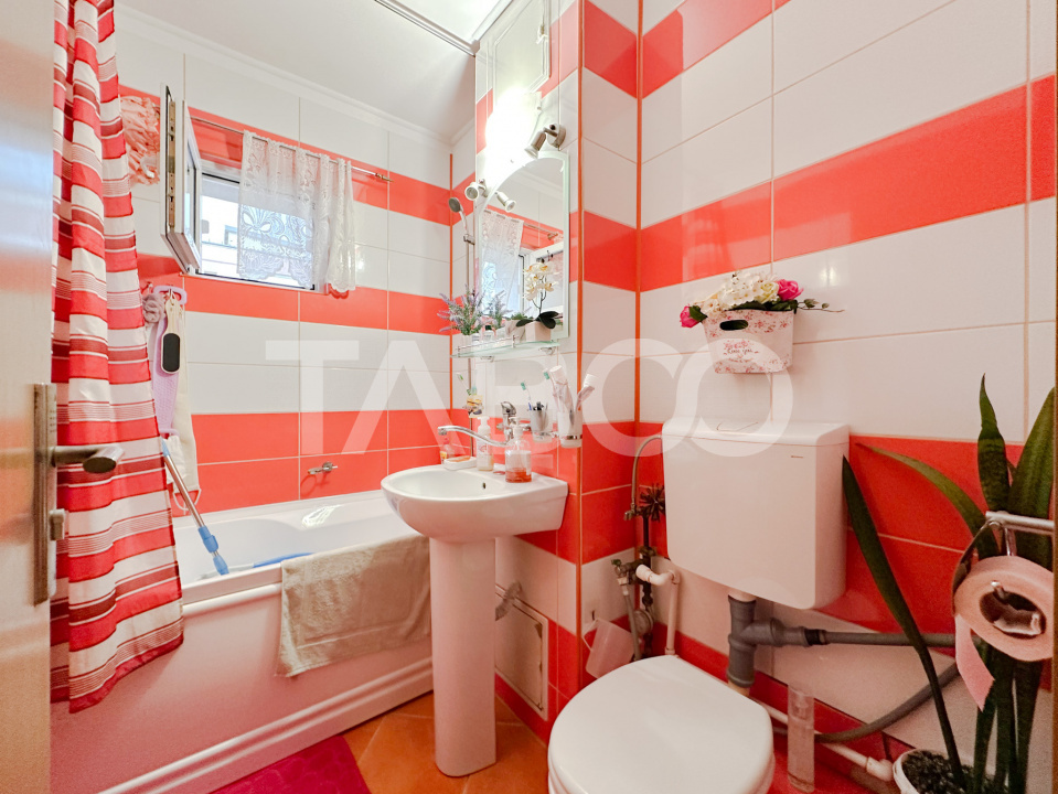 Apartament decomandat cu 3 camere - balcon si pivnita in bloc cu lift