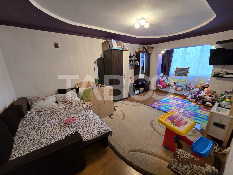 Apartament decomandat de vanzare 3 camere 2 bai pivnita Turnisor Sibiu in Sibiu - Iasomiei