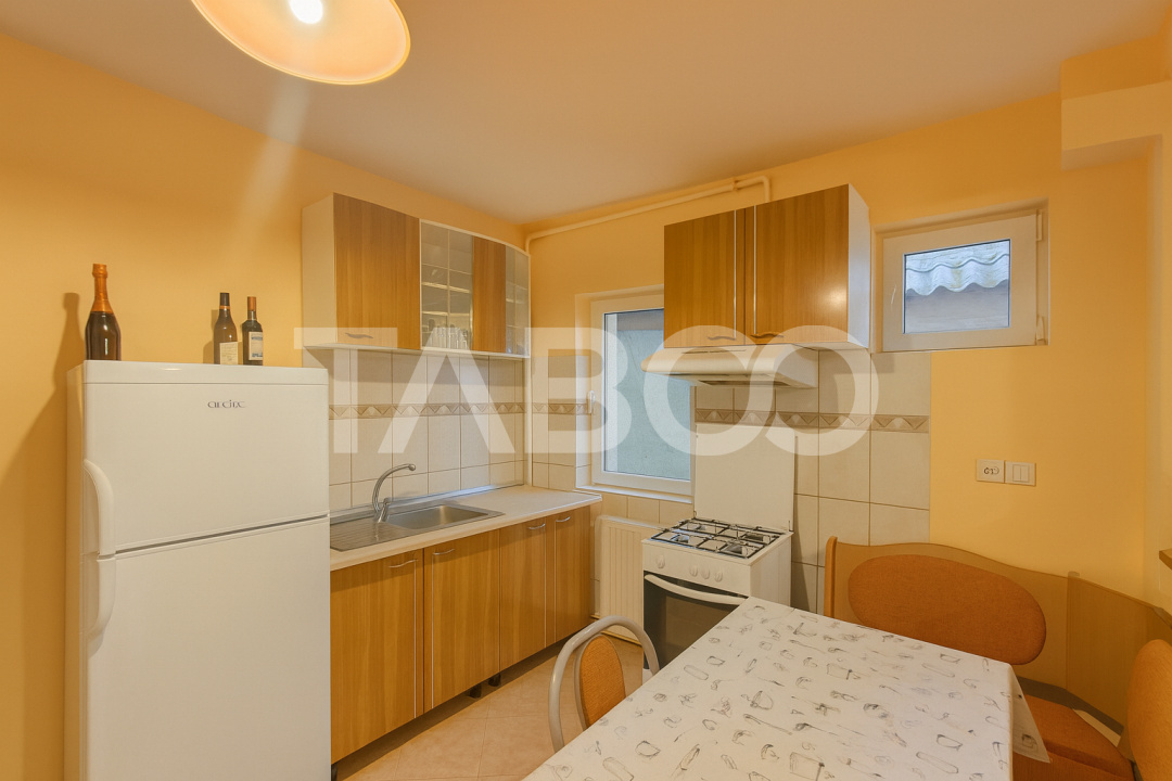 Apartament decomandat de vanzare 3 camere balcon parcare si curte