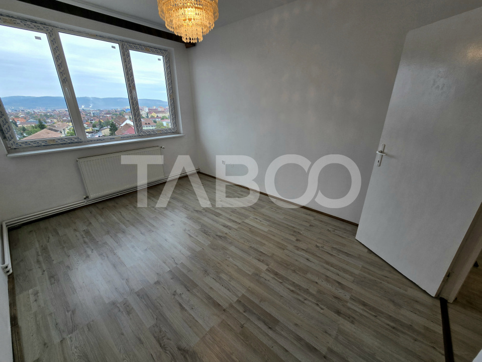 Apartament decomandat de vanzare cu 3 camere balcon zona Mihai Viteazu
