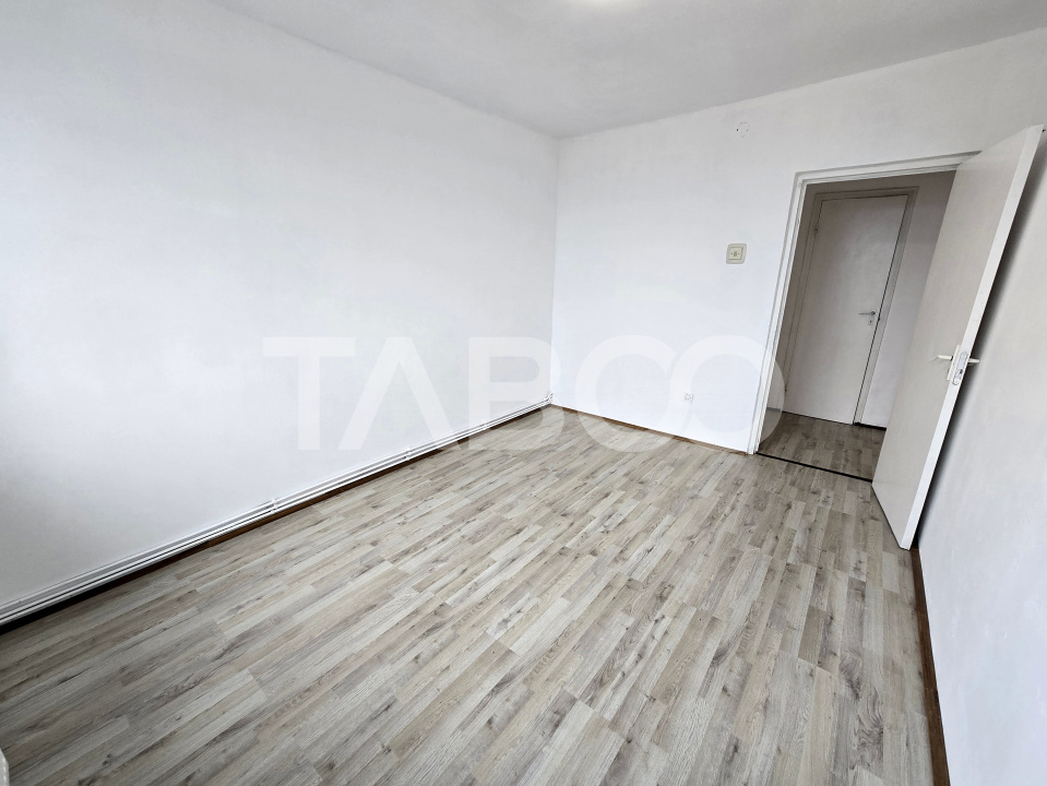 Apartament decomandat de vanzare cu 3 camere balcon zona Mihai Viteazu