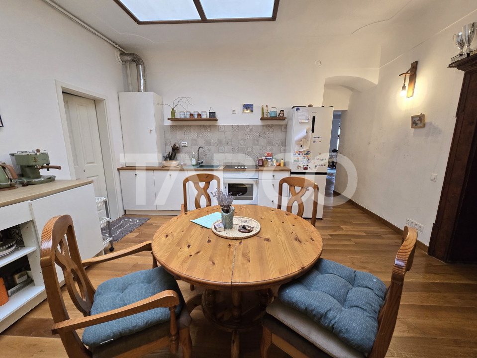 Apartament decomandat de vanzare cu pivnita in Centrul Istoric Sibiu 