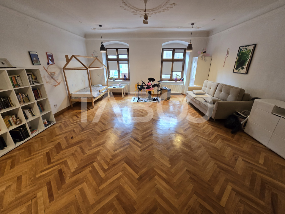 Apartament decomandat de vanzare cu pivnita in Centrul Istoric Sibiu 
