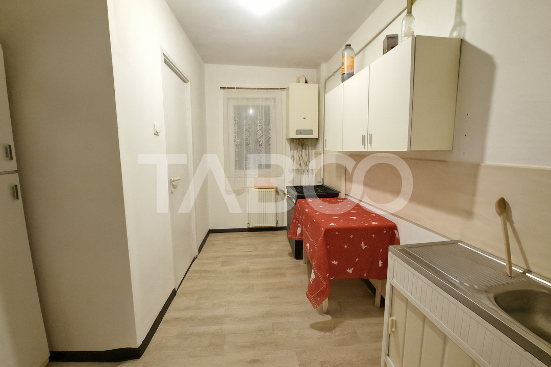 Apartament etaj 1 de vanzare 3 camere 2 bai balcon pivnita Cisnadie