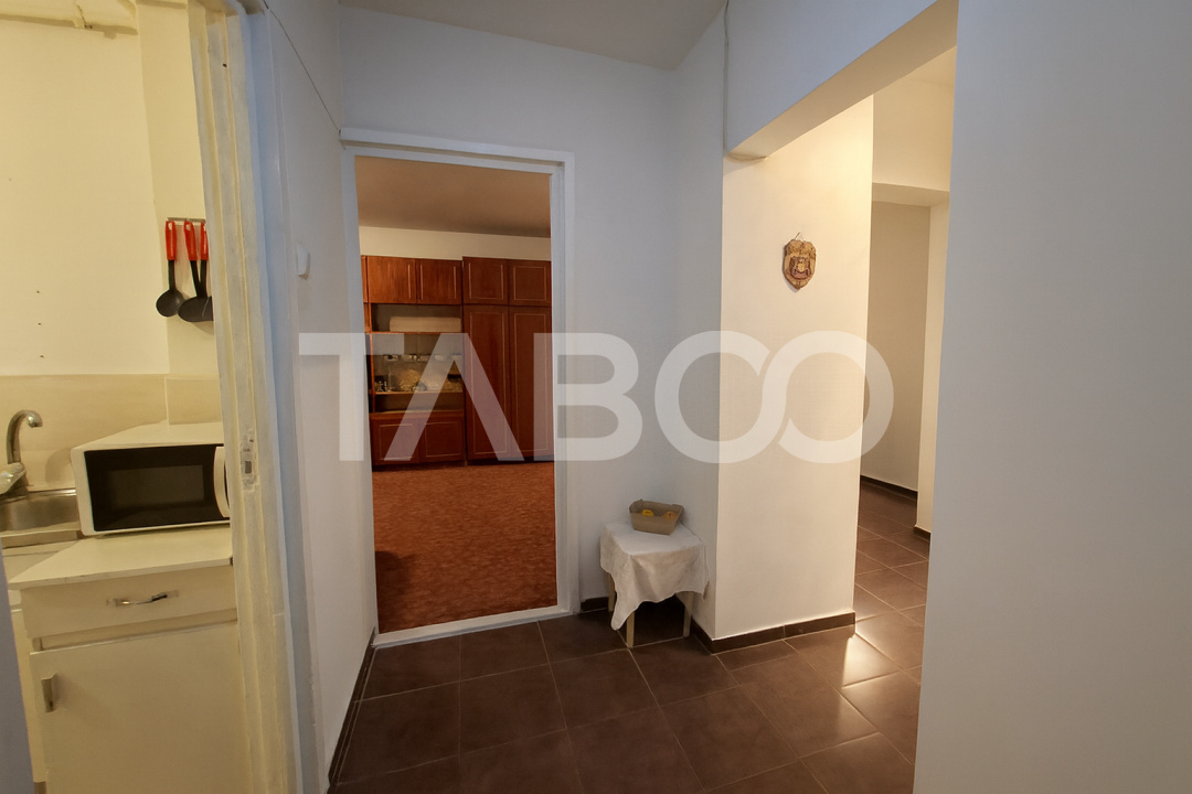 Apartament etaj 1 de vanzare 3 camere 2 bai balcon pivnita Cisnadie