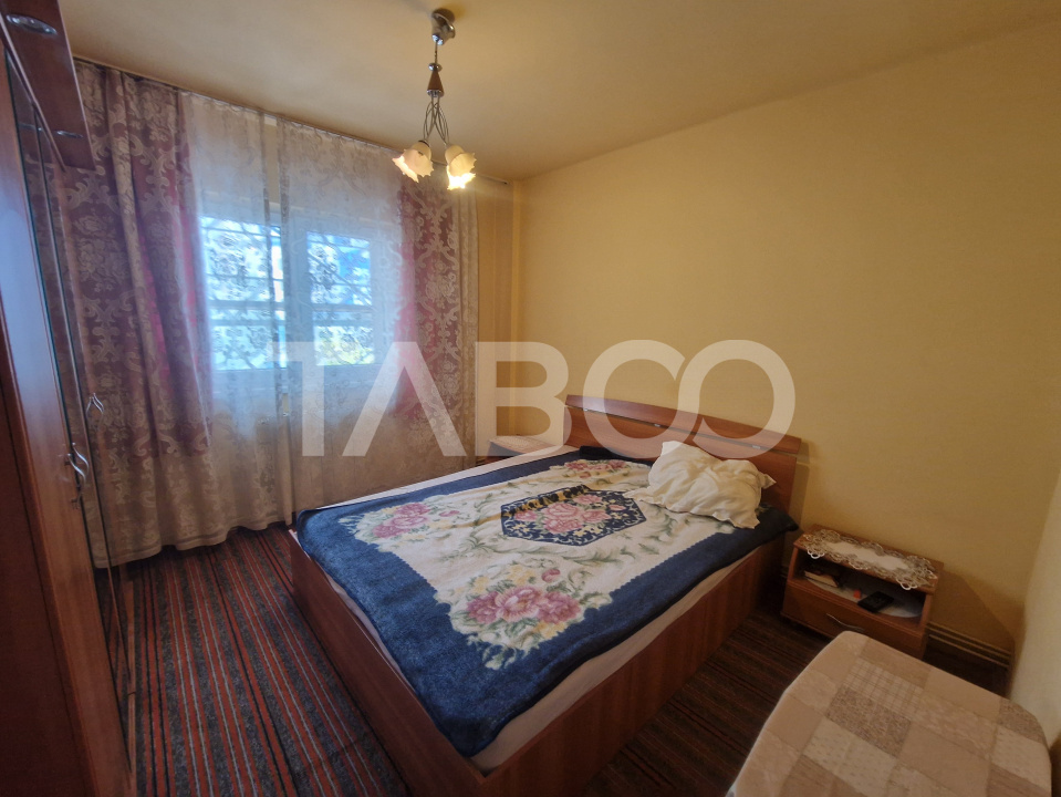 Apartament etaj 2 intermediar 4 camere 2 bai 85 mp zona centrala Sibiu