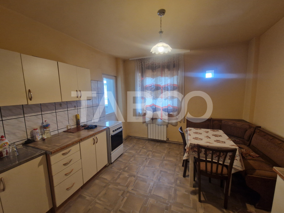 Apartament etaj 2 intermediar 4 camere 2 bai 85 mp zona centrala Sibiu