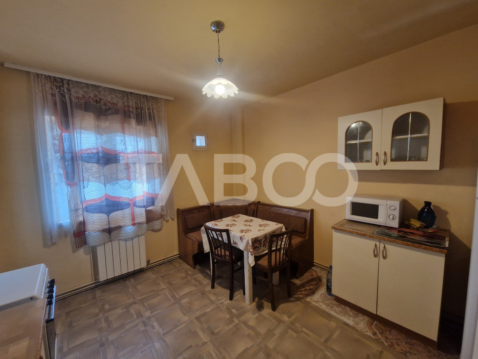 Apartament etaj 2 intermediar 4 camere 2 bai 85 mp zona centrala Sibiu