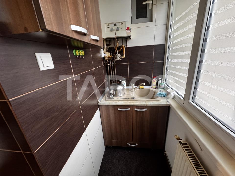 Apartament etaj 3 decomandat cu 3 camere 66 mpu pivnita Mihai Viteazul