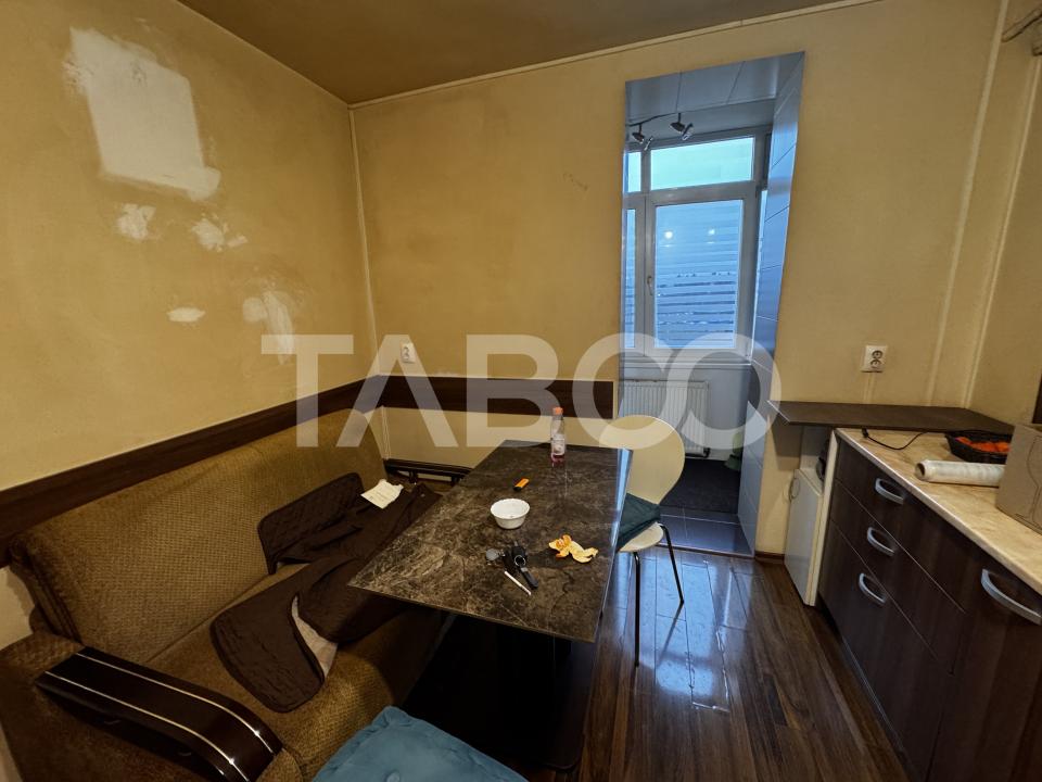 Apartament etaj 3 decomandat cu 3 camere 66 mpu pivnita Mihai Viteazul