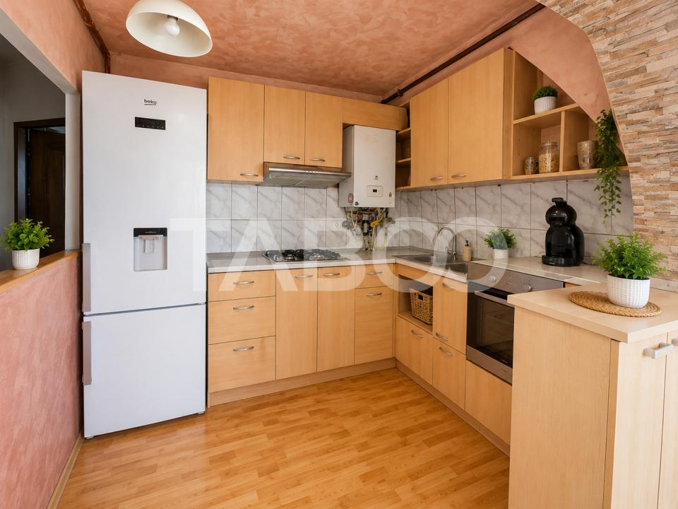 Apartament foarte spatios 3 camere balcon zona Cedonia