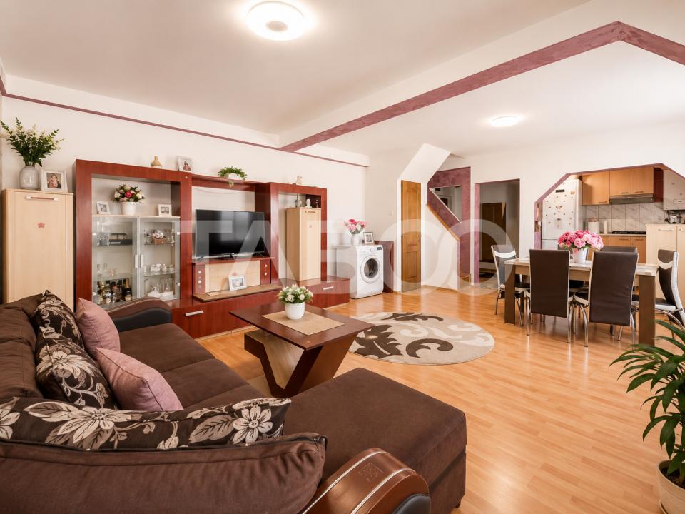 Apartament foarte spatios 3 camere balcon zona Cedonia