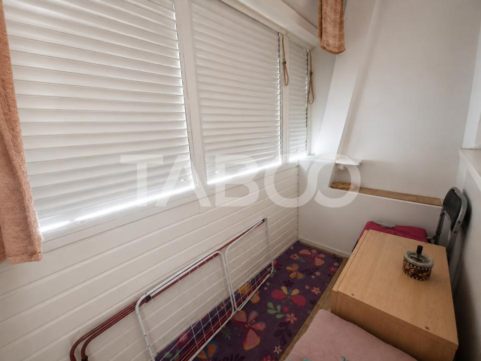 Apartament foarte spatios 3 camere balcon zona Cedonia