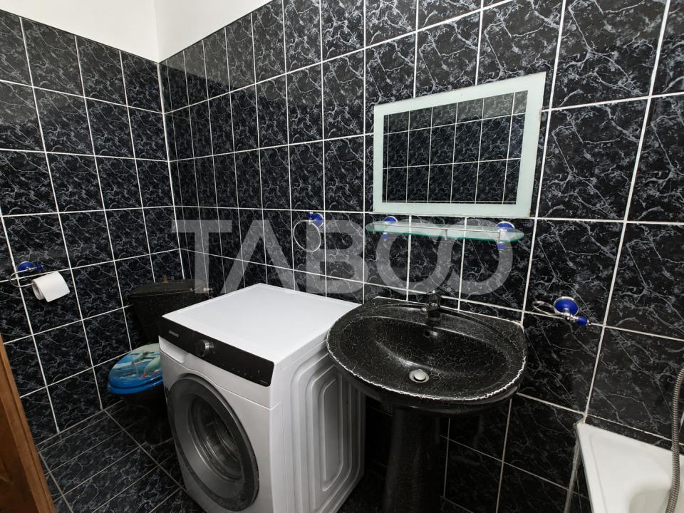 Apartament foarte spatios 3 camere balcon zona Cedonia