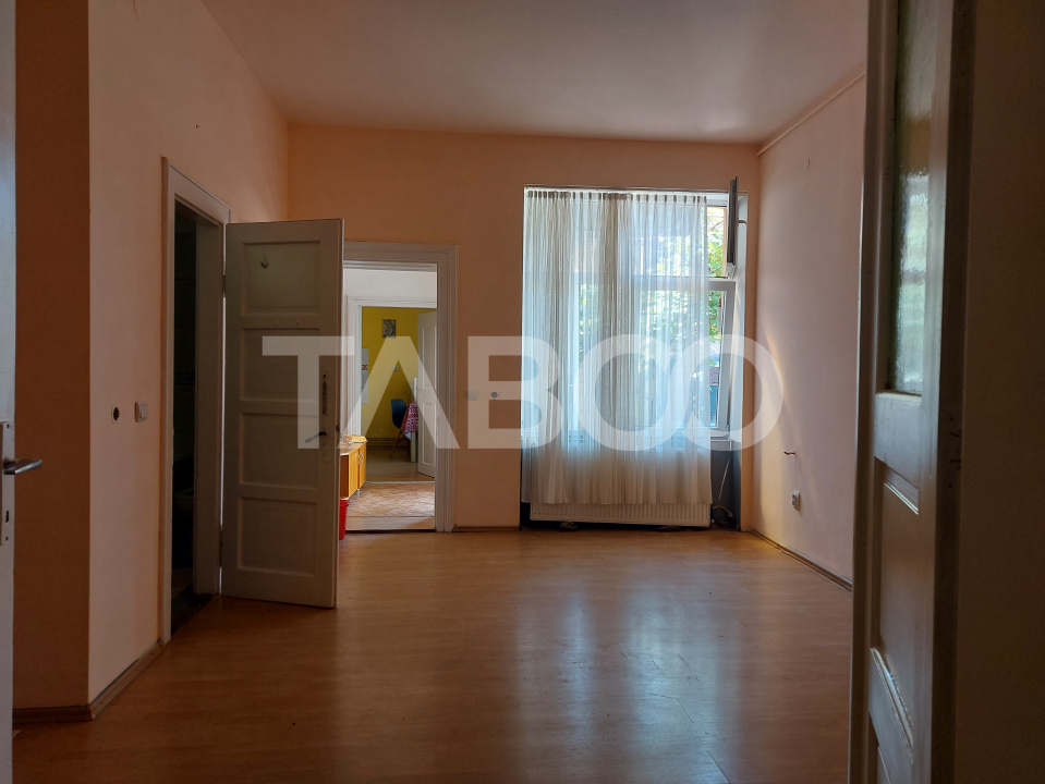 Apartament la casa 52 mp 2 camere terasa pivnita central Cisnadie