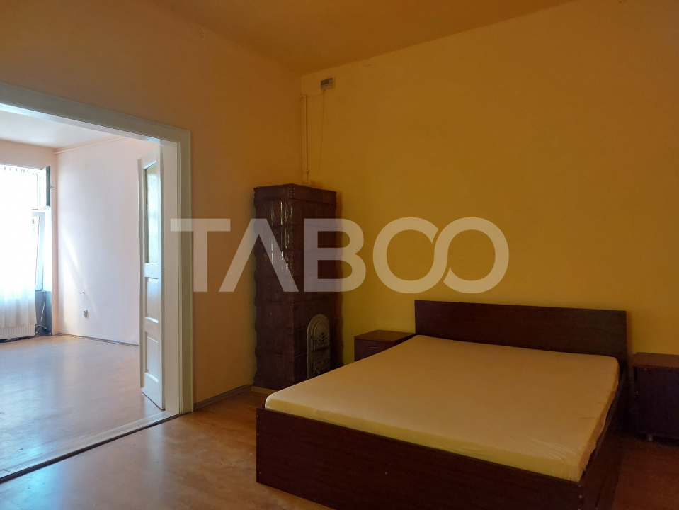 Apartament la casa 52 mp 2 camere terasa pivnita central Cisnadie