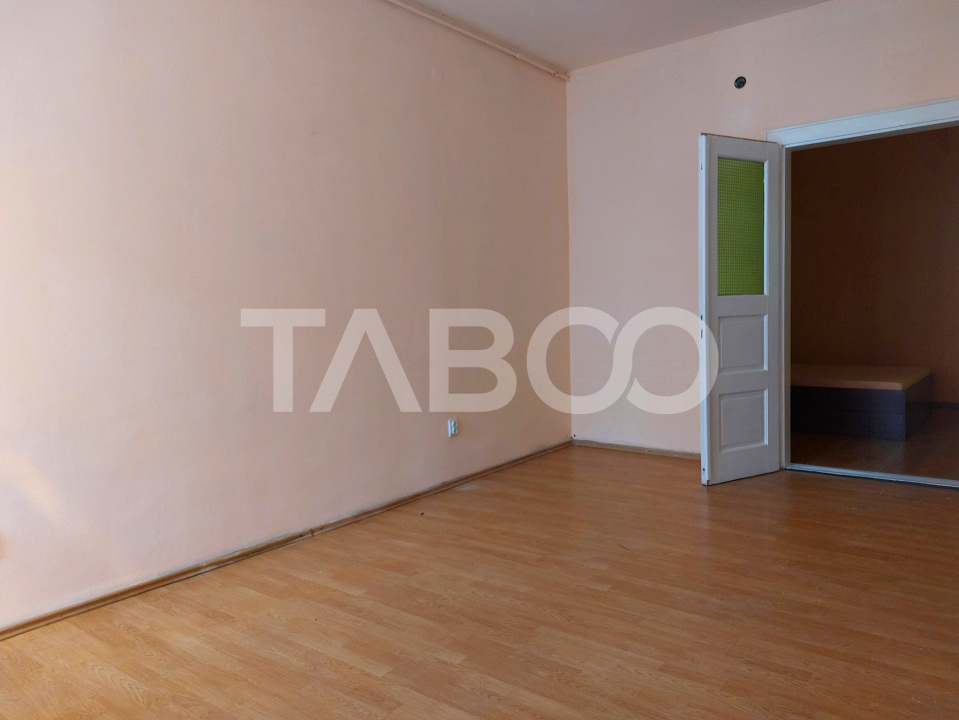 Apartament la casa 52 mp 2 camere terasa pivnita central Cisnadie
