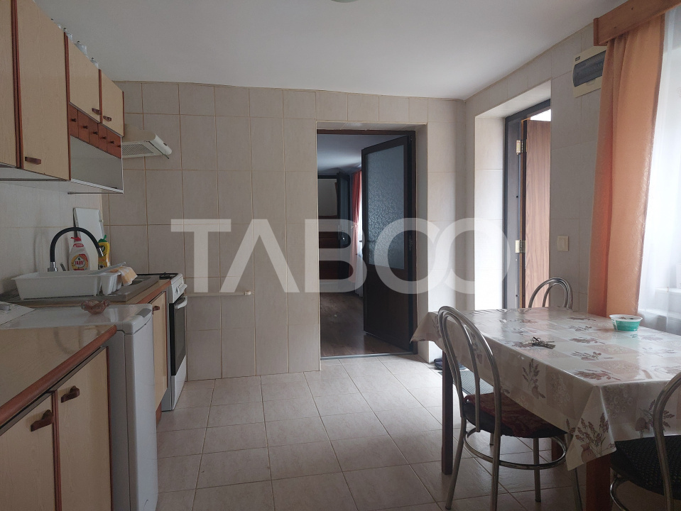 Apartament la casa 97 mpu 5 camere 2 bucatarii 3 bai gradina Cisnadie