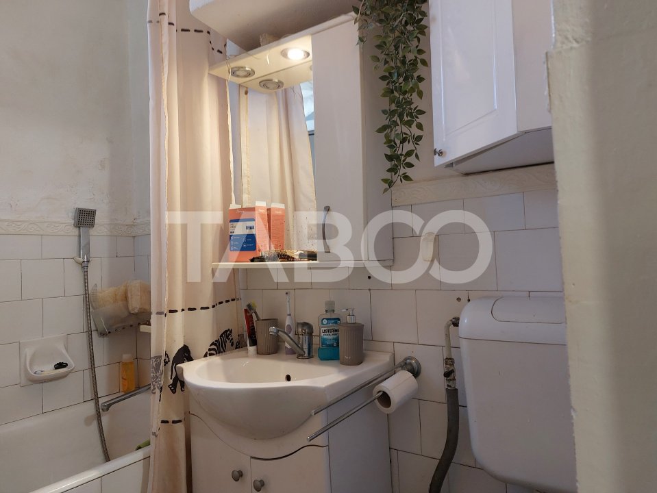 Apartament la curte 3 camere 59 mp pivnita gradina 60 mp Cisnadie