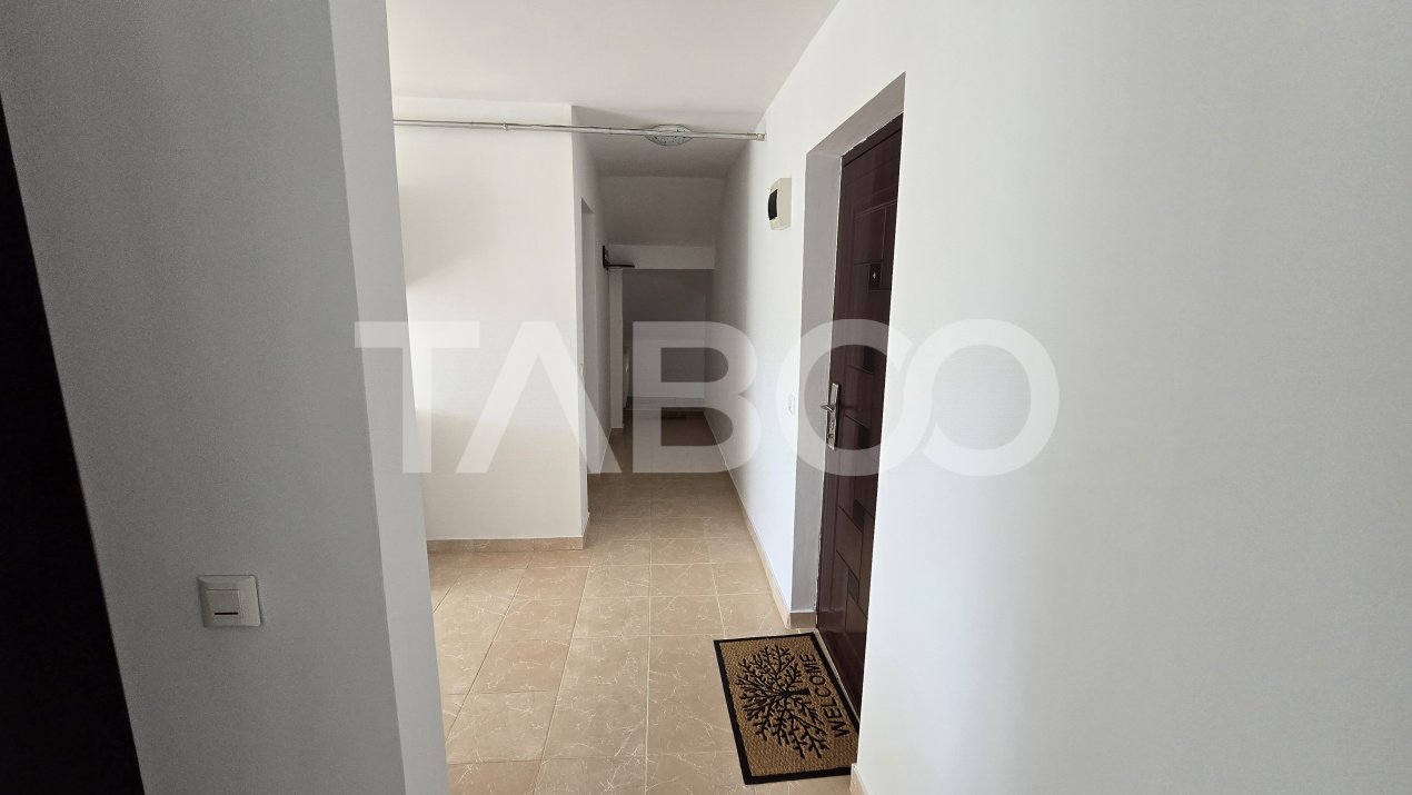 Apartament luminos de vanzare Tilisca 3 camere balcon