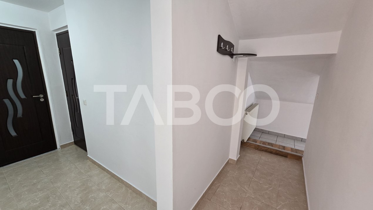 Apartament luminos de vanzare Tilisca 3 camere balcon
