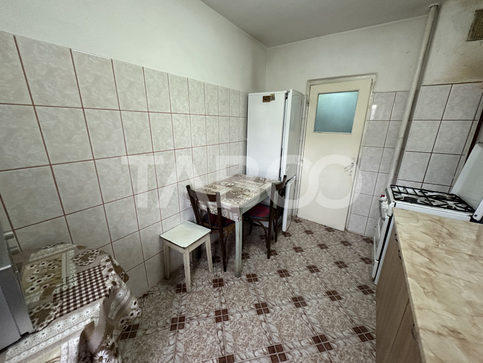 Apartament semidecomandat 2 camere balcon etaj 2 zona Negoiului