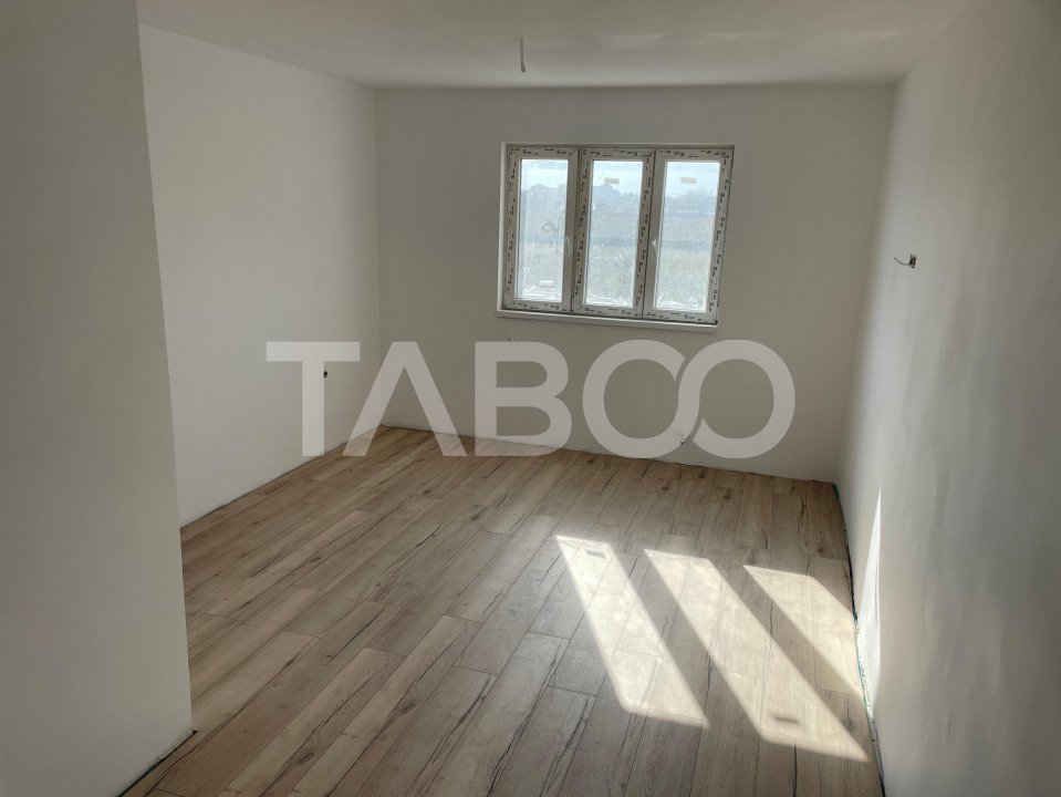 Apartament spatios de vanzare cu 2 camere balcon