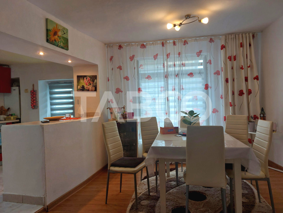 Apartament spatios la casa 3 camere decomandate 80 mp Cisnadie