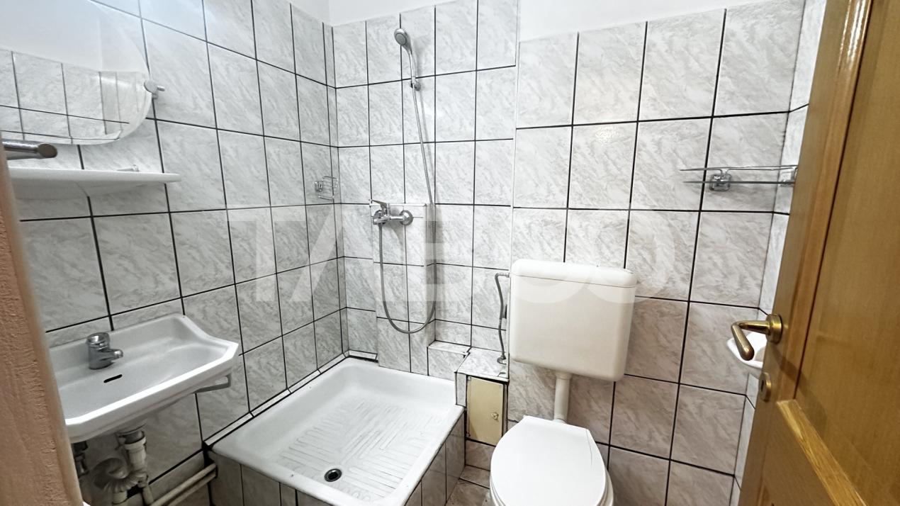 Apartament utilat 4 camere 98 mpu balcon inchis zona Vasile Aaron