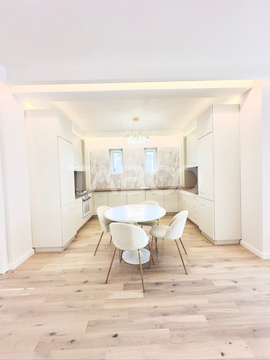 Apartamnent de tip penthouse cu 3 camere ultrafinisat in Floresti