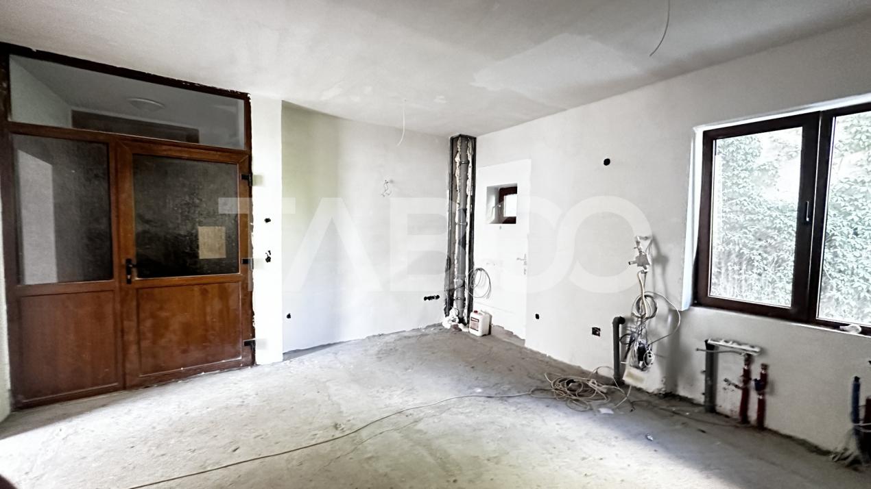 De vanzare apartament 3 camere nemobilate 56 mpu cu balcon Central