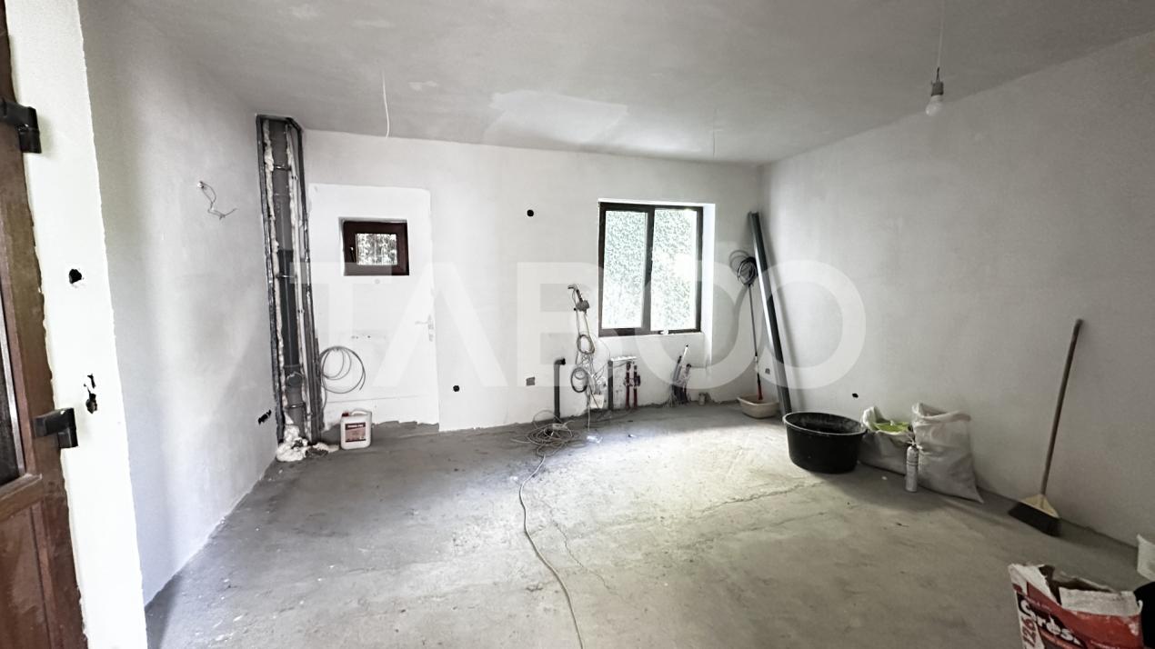 De vanzare apartament 3 camere nemobilate 56 mpu cu balcon Central