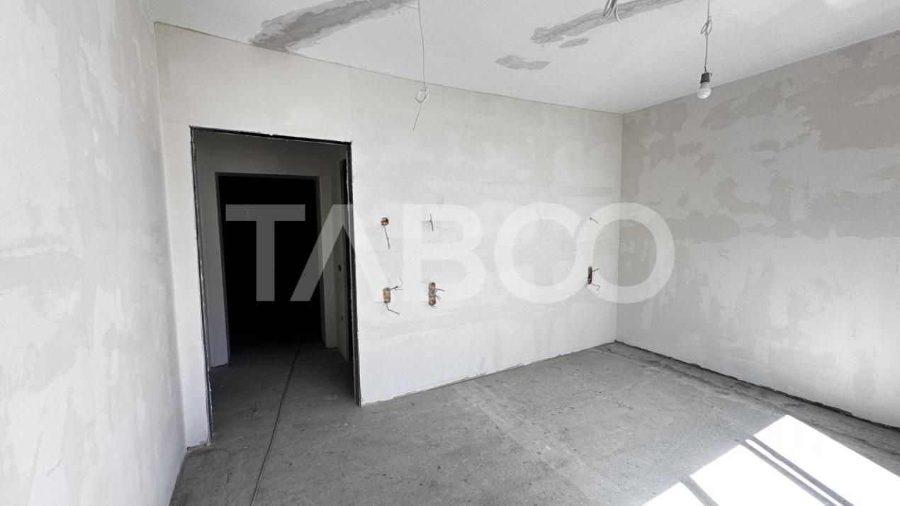 De vanzare apartament 3 camere nemobilate 56 mpu cu balcon Central