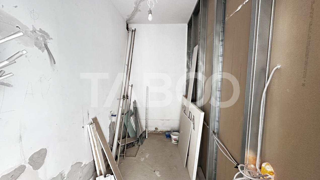 De vanzare apartament 3 camere nemobilate 56 mpu cu balcon Central