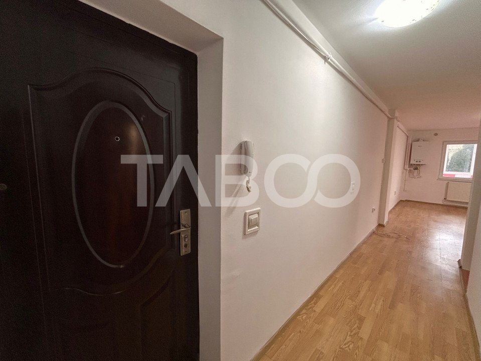 Garsoniera de vanzare etaj intermediar 45 mpu balcon inchis in Sibiu