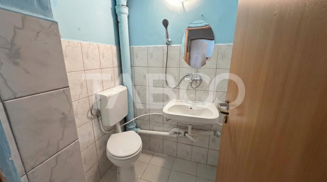 Garsoniera decomandata de vanzare etaj intermediar 1 zona Lupeni Sibiu