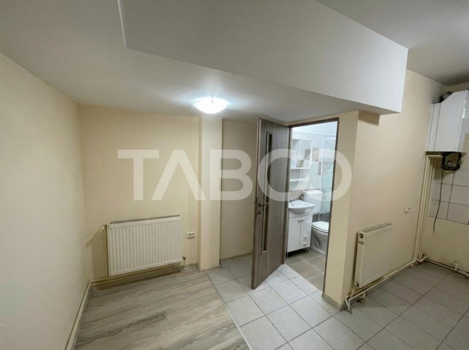 Garsoniera decomandata  renovata 32 mp utili in Sibiu