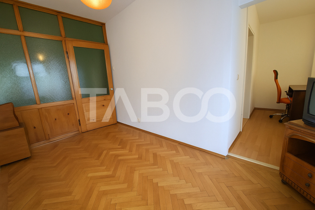  Scoala de Inot - Apartament 4 camere de vanzare cu balcon