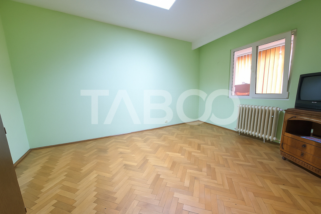  Scoala de Inot - Apartament 4 camere de vanzare cu balcon
