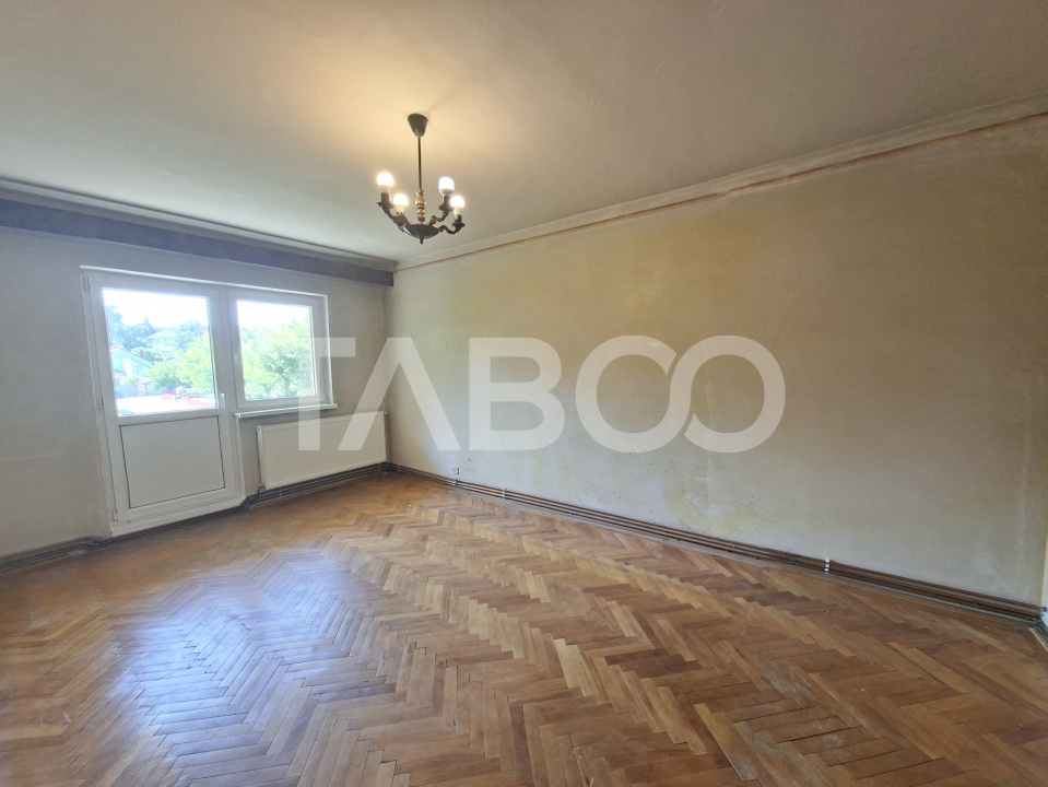 Strand etaj 1 - apartament decomandat de vanzare cu balcon si pivnita